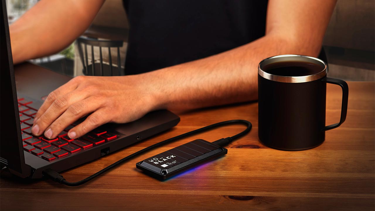 Il dispositivo accanto ad un computer ed una tazza di sano caffè