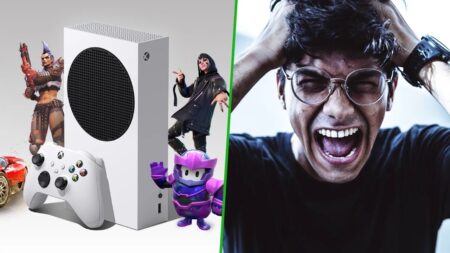 Una Xbox Series S con al fianco un ragazzo con le mani nei capelli