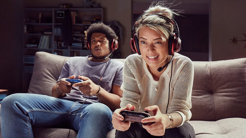 Due ragazzi che giocano online su Xbox