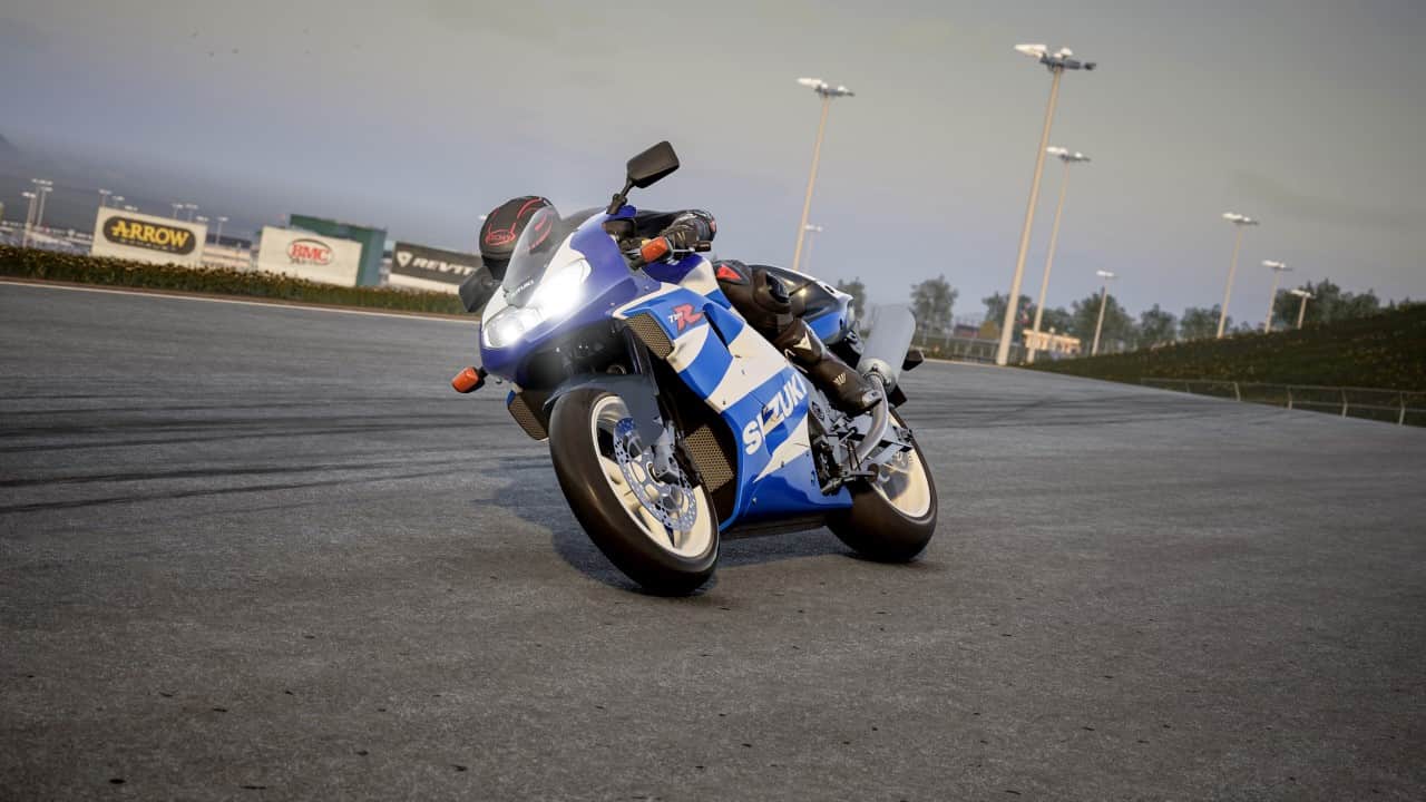 Pilota di moto affronta curva stretta in un circuito a bordo di una Suzuki con livrea blu