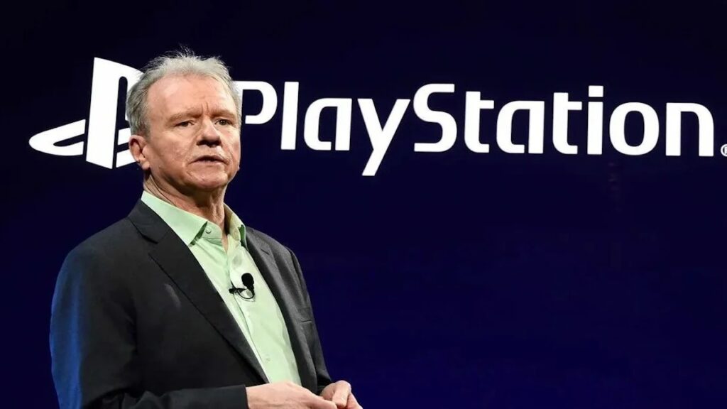 Jim Ryan con dietro il logo di PlayStation