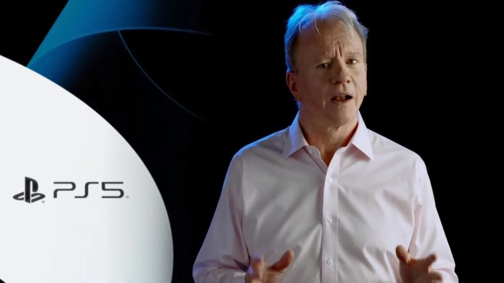 Jim Ryan di PlayStation con al fianco il logo di PS5