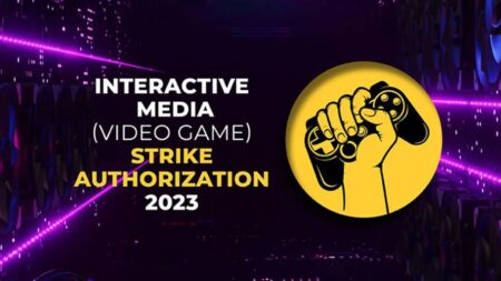 SAG-AFTRA: lo sciopero riguarderà anche i videogiochi, coinvolgendo Activision e Insomniac Games Il logo di SAG-AFTRA con un controller per i videogiochi