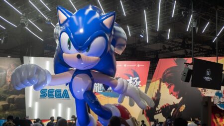 SEGA e Atlus, la line-up di giochi del Tokyo Game Show 2023 Sonic di SEGA in primo piano con i cartelloni del Tokyo Game Show 2023