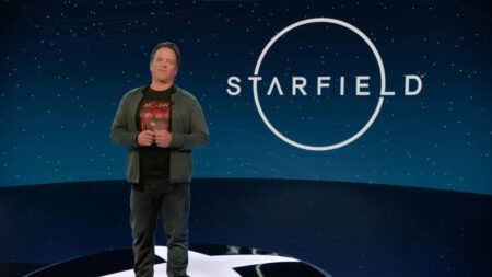 Starfield, Phil Spencer si congratula con Bethesda per il lancio del gioco Phil Spencer con sullo sfondo il logo di Starfield