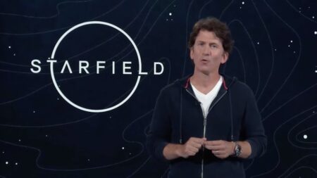Starfield: l’esclusiva Xbox e la rimozione di PS5 l’ha reso un gioco migliore, secondo Todd Howard Todd Howard con dietro il logo di Starfield