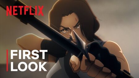Lara Croft di Tomb Raider: The Legend of Lara Croft di Netflix mentre scocca una freccia