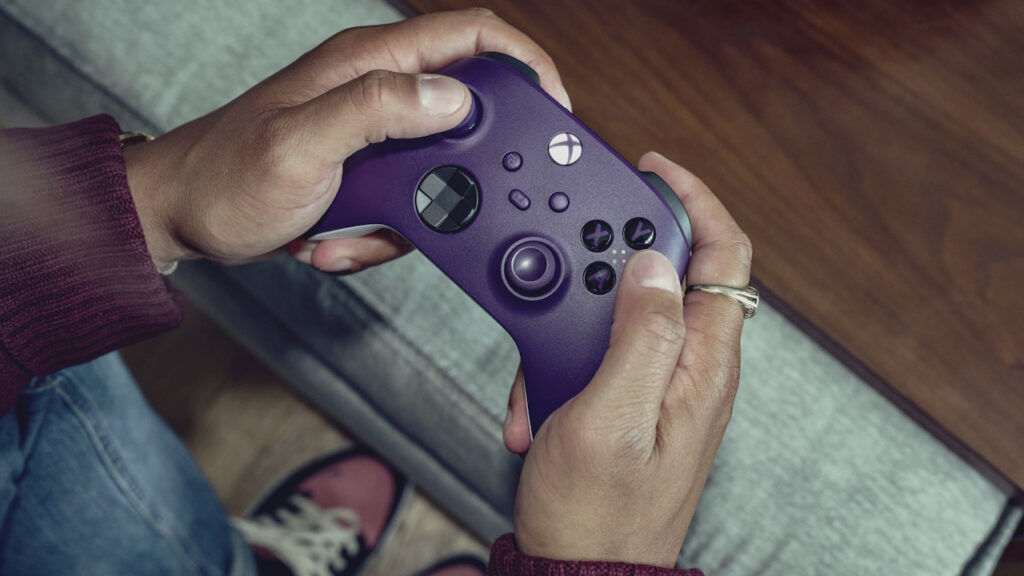 Il controller Xbox: Astral Purple in mano ad un giocatore