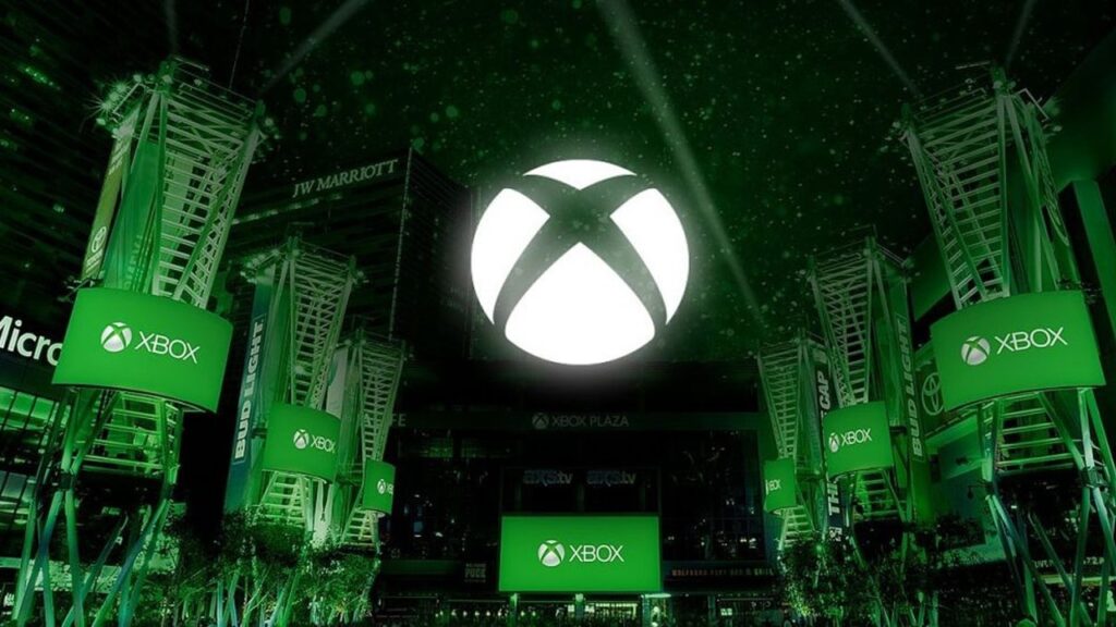 Il logo di Xbox in un cielo verde tra i palazzi