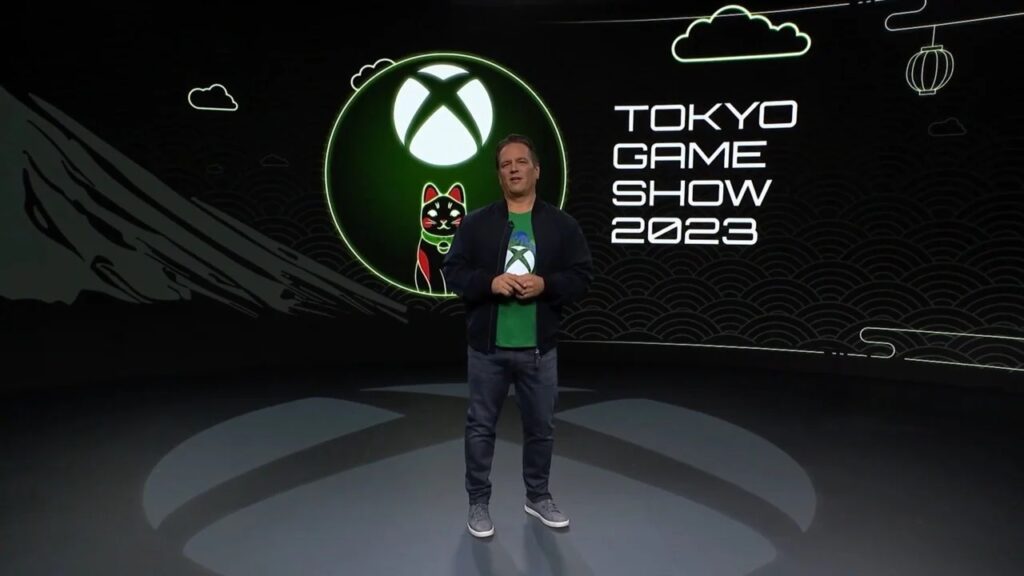 Phil Spencer con dietro il logo del Tokyo Game Show 2023