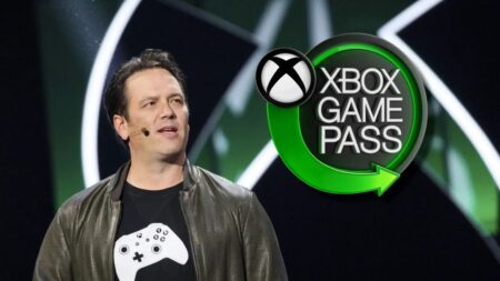Phil Spencer con il logo di Xbox Game Pass in alto