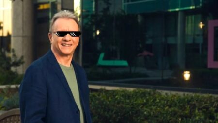 Jim Ryan di Sony PlayStation sorridente con gli occhiali da sole pixellati