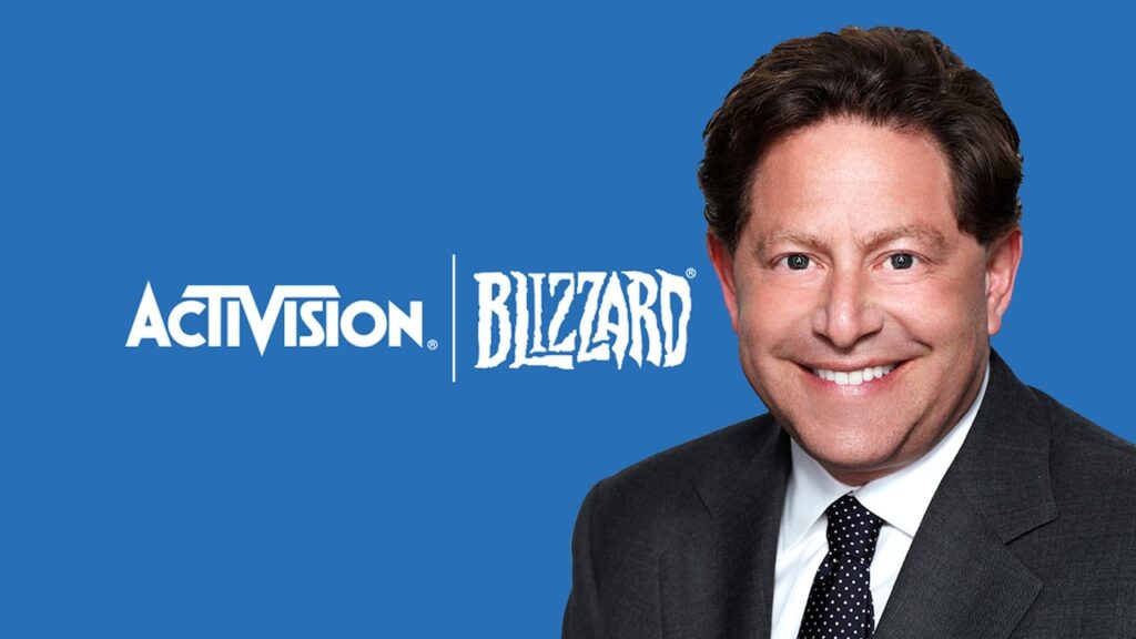 Bobby Kotick con sullo sfondo il logo di Activision Blizzard