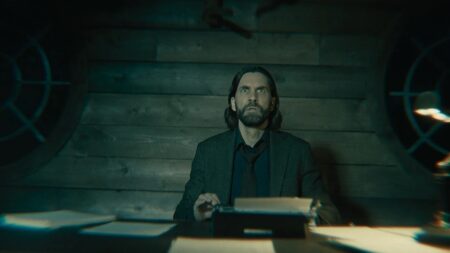 Il protagonista di Alan Wake 2 con occhi sbarrati