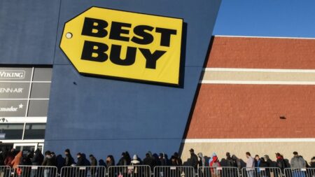 Il logo di Best Buy su un edificio