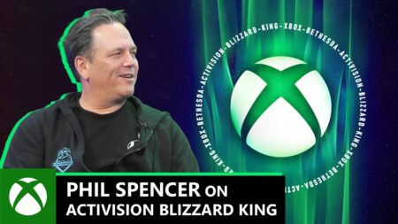 Phil Spencer con il logo di Xbox ed Activision Blizzard