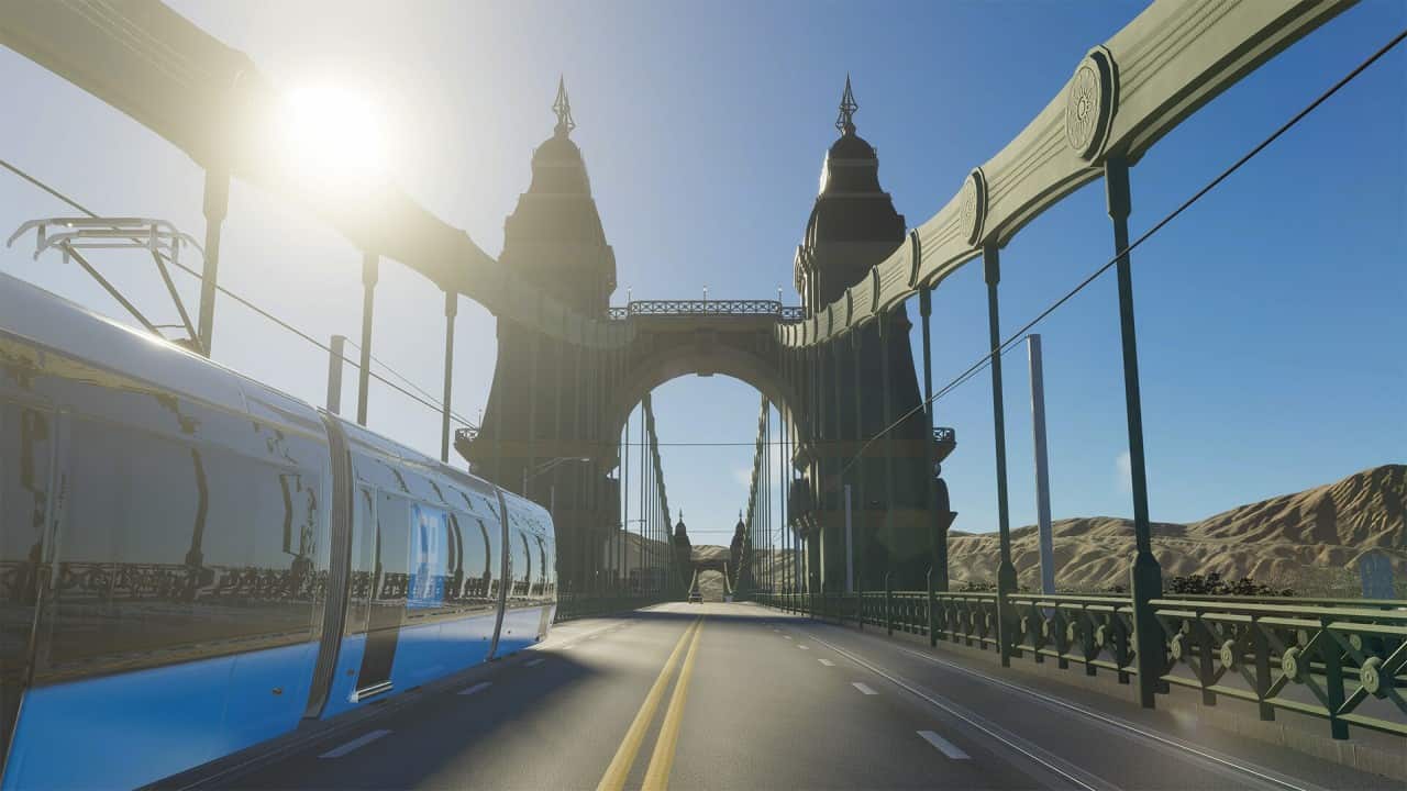 Ponte cittadino con tram che percorre la strada e sole splendente sullo sfondo