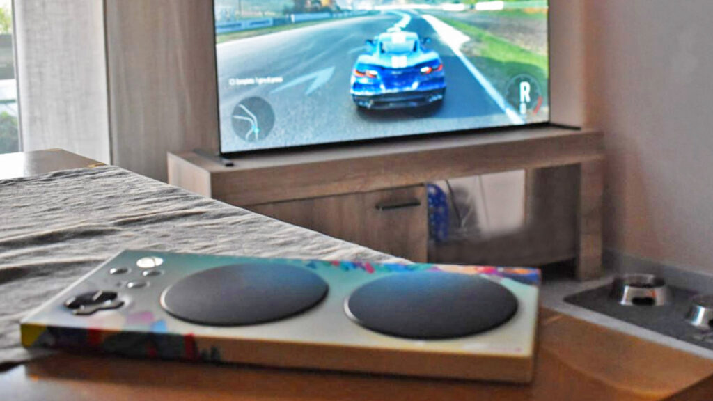 Il controller Xbox Adaptive pronto per essere utilizzato con Forza Motorsport