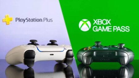 Un DualSense con il logo del PlayStation Plus ed al fianco un controller Xbox con il logo di Xbox Game Pass