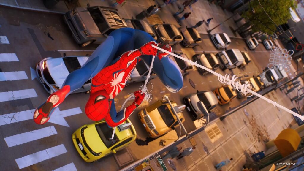 Spider-Man di Marvel's Spider-Man 2 che dondola in aria