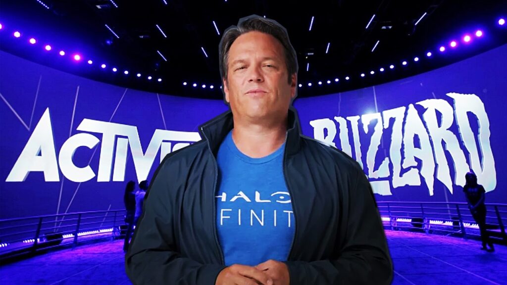 Phil Spencer con dietro il logo di Activision Blizzard