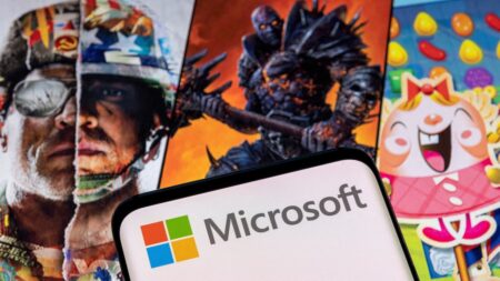 Il logo di Microsoft con dietro dei giochi Activision Blizzard