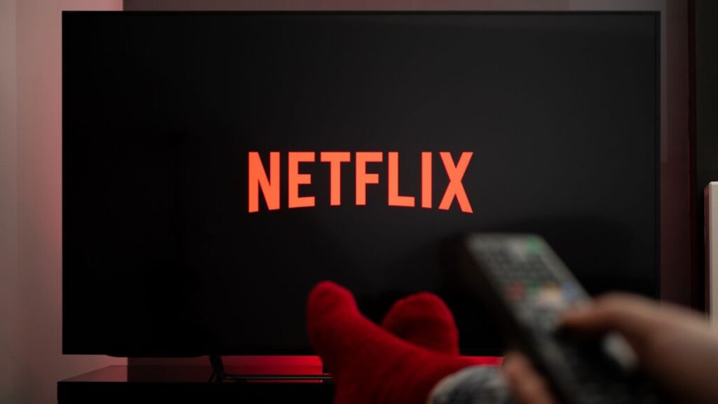 Il logo di Netflix su un televisore