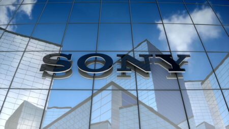 Il logo di Sony su una vetrata di un palazzo