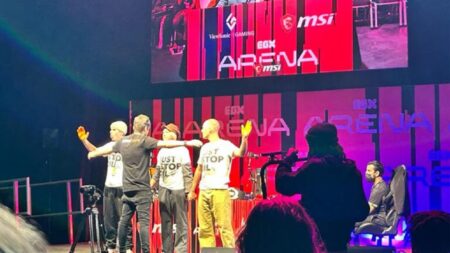 Tre membri di Just Stop Oil interrompono un torneo di Tekken 7