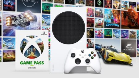 Una Xbox Series S con sullo sfondo dei giochi