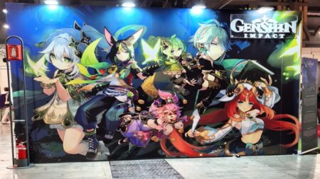 Alcuni personaggi di Genshin Impact su un cartellone alla Milan Games Week