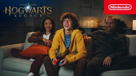 Dei ragazzi mentre giocano su un divano ad Hogwarts Legacy su Nintendo Switch