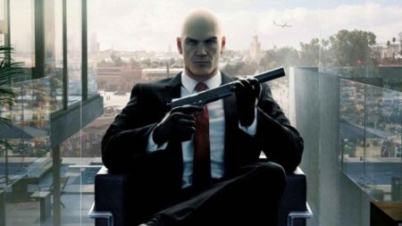 IO Interactive ha ricevuto un’offerta da 1 dollaro quando è stata messa in vendita da Square Enix L'agente 47 di Hitman seduto su una sedia