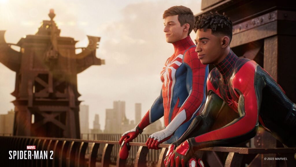 Peter Parker e Miles Morales di Marvel's Spider-Man 2 guardano l'orizzonte