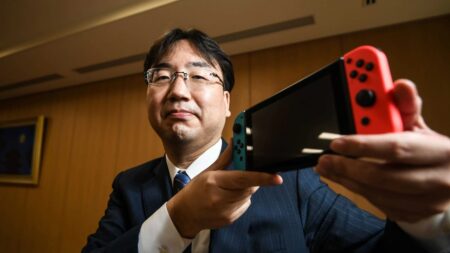 Il presidente di Nintendo Furukawa con in mano una Nintendo Switch