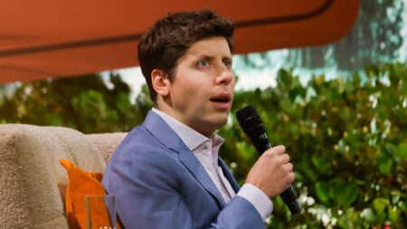 Sam Altman di OpenAI su una poltrona