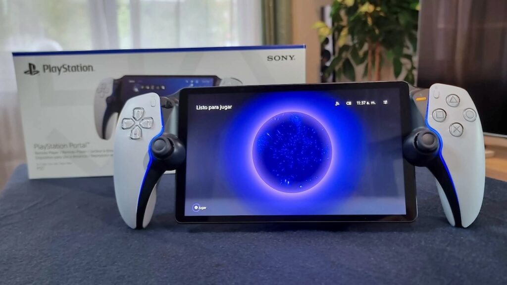 Una PlayStation Portal con sullo sfondo la confezione