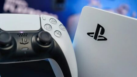 Una PS5 in verticale con al fianco un DualSense