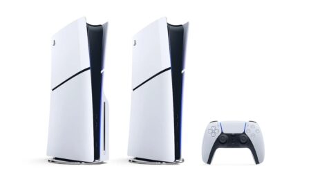 Due PS5 Slim un verticale con uno sfondo bianco