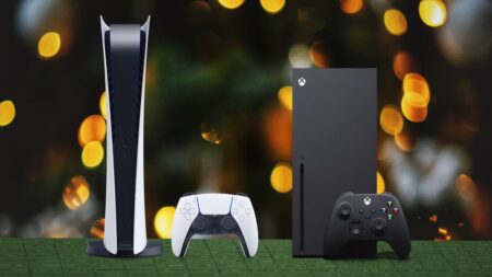 Una PS5 in verticale al fianco di una Xbox Series X
