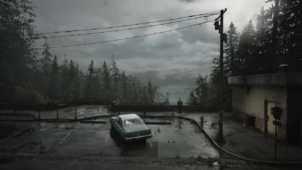 Un'immagine di Silent Hill 2 Remake che mostra un'auto in un parcheggio sotto a un cielo nuvoloso e con una foresta sullo sfondo.