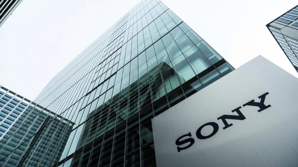 Il palazzo di Sony con il logo in primo piano