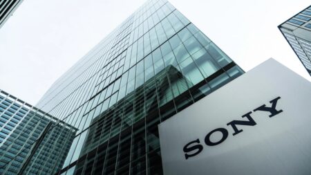 Il palazzo di Sony con il logo in primo piano