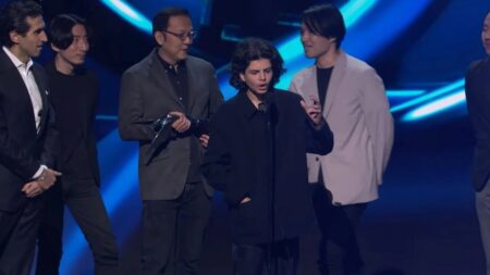 Il ragazzo disturbatore dei The Game Awards 2022 con dietro Hidetaka Miyazaki