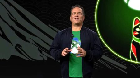 Phil Spencer con dietro il logo Xbox del Giappone