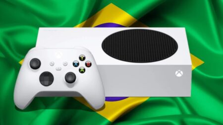 Una Xbox Series S in orizzontale con dietro una bandiera del Brasile