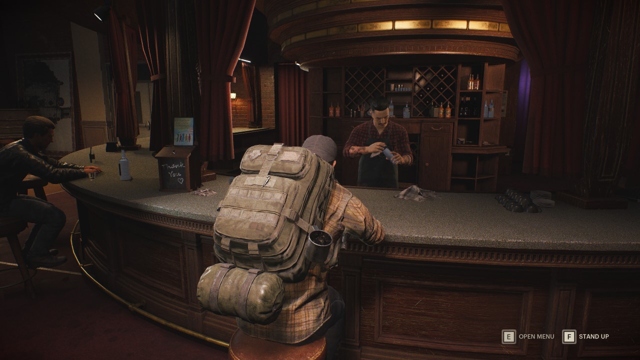Uomo munito di zaino e armi aspetta davanti al bancone di un bar