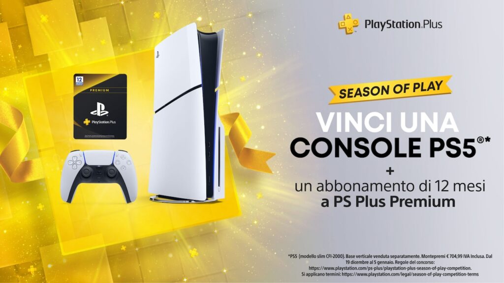 Una PS5 Slim con al fianco il PlayStation Plus Premium