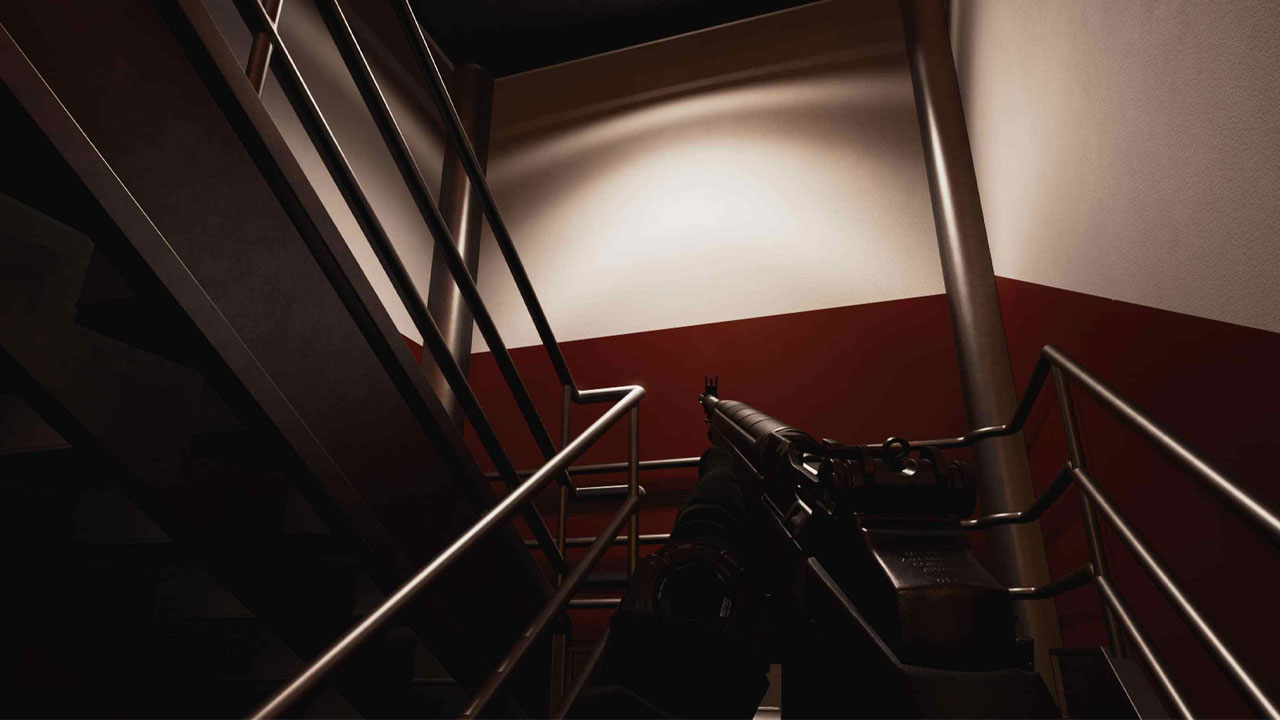 Agente con arma in puntamento mentre sale le scale