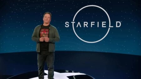 Phil Spencer con dietro uno sfondo di Starfield